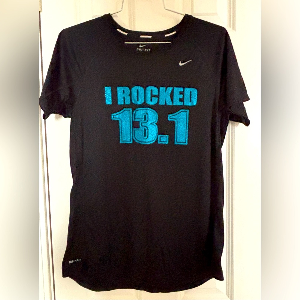 Nike RUNNING dri-fit custom design
Color black and glitter turquoise
Size Large